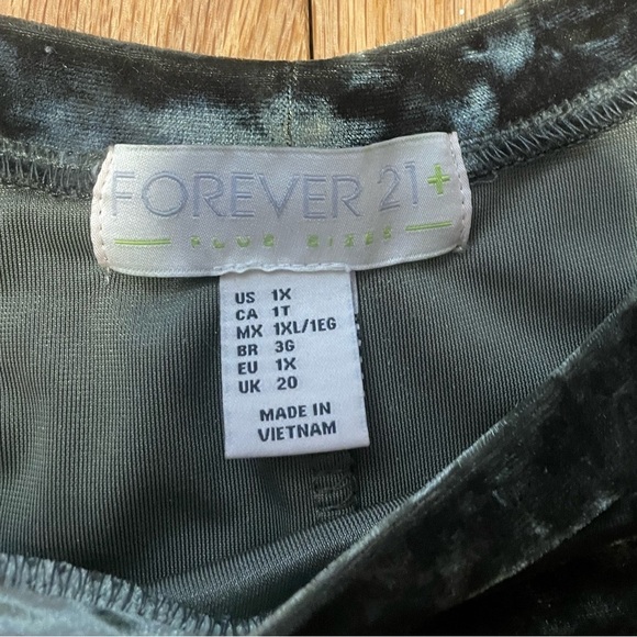 Forever 21 Green Velvet Dress Size 1X - Picture 8 of 8